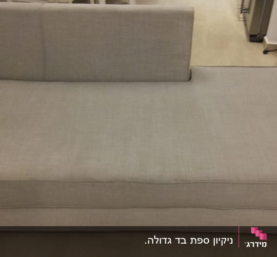 ספה אפורה עם כתמים קלים לניקוי